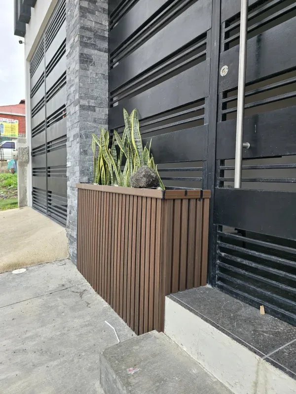 Remodelación Moderna de Fachada con PVC - Imagen 5
