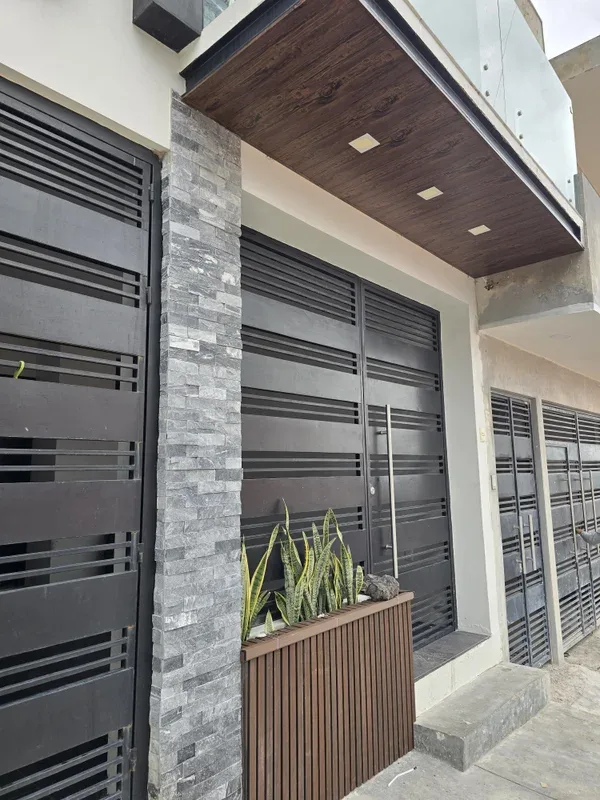 Remodelación Moderna de Fachada con PVC - Imagen 6