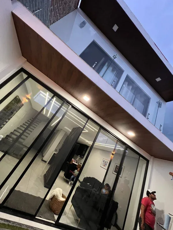 Remodelación Moderna de Fachada con PVC - Imagen 7