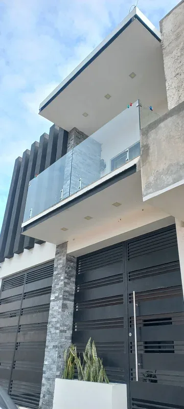 Remodelación Moderna de Fachada con PVC - Imagen 8