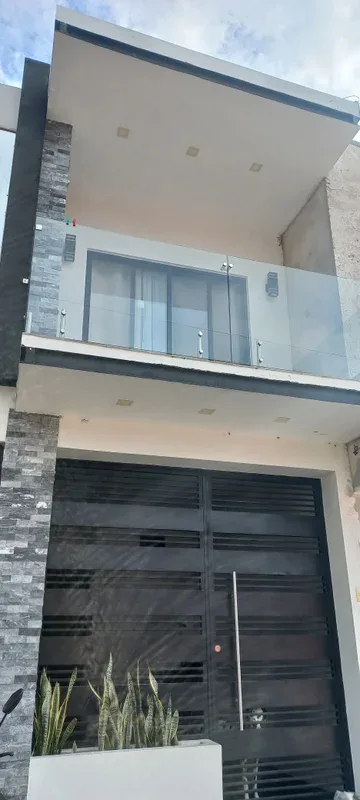 Remodelación Moderna de Fachada con PVC - Imagen 9