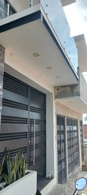 Remodelación Moderna de Fachada con PVC - Imagen 10