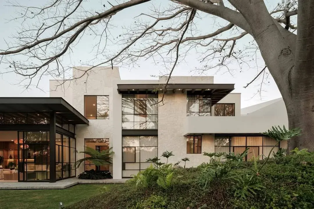 Diseño de Casa Moderna con Piedra Natural y Vistas al Jardín en Mazamitla.