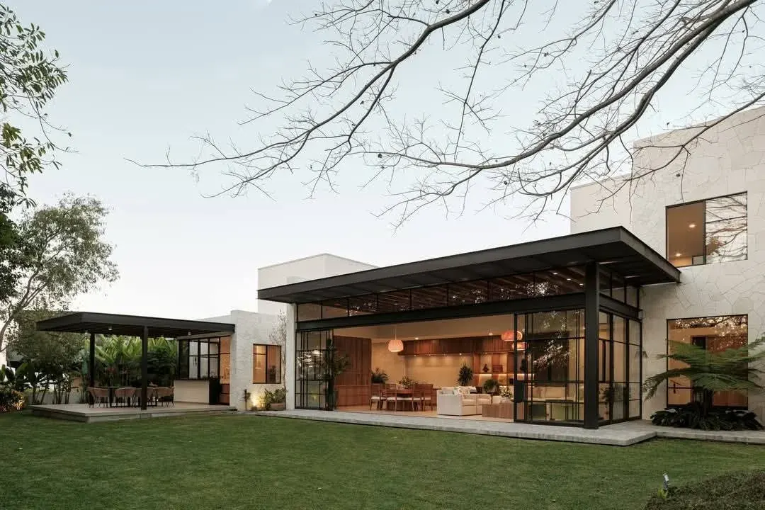 Diseño de Casa Moderna con Piedra Natural y Vistas al Jardín en Mazamitla. - Imagen 3