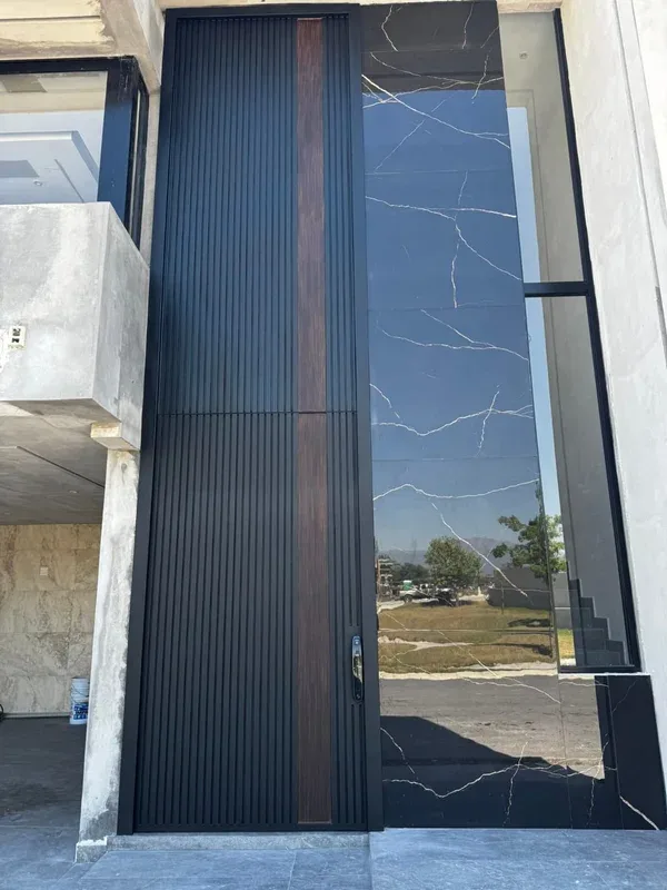 Puerta Principal Moderna con Lambrín WPC y Ventanal Doble Altura
