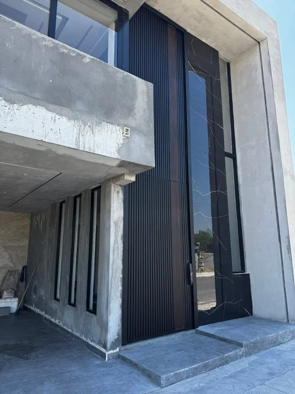 Puerta Principal Moderna con Lambrín WPC y Ventanal Doble Altura - Imagen 2
