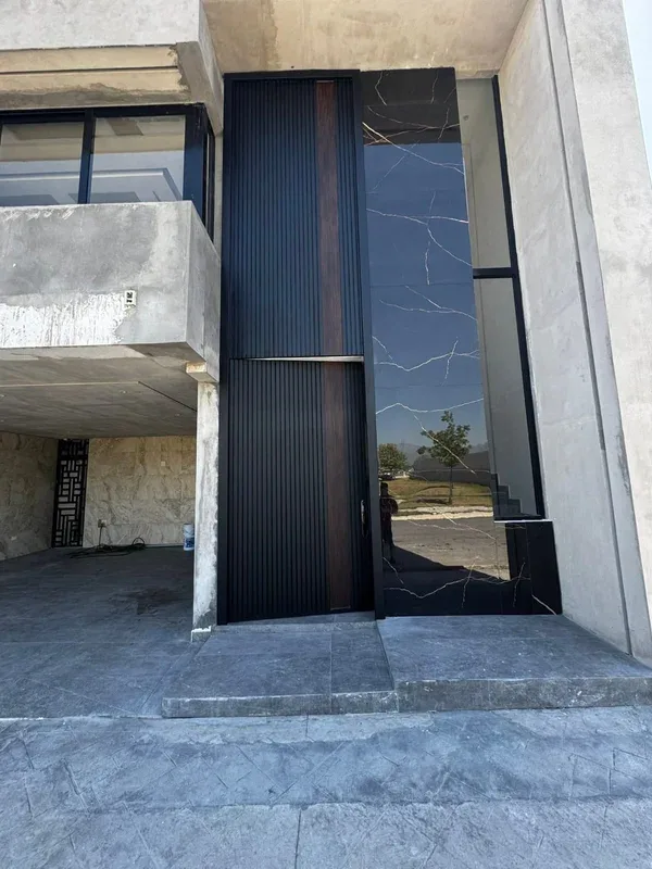 Puerta Principal Moderna con Lambrín WPC y Ventanal Doble Altura - Imagen 4