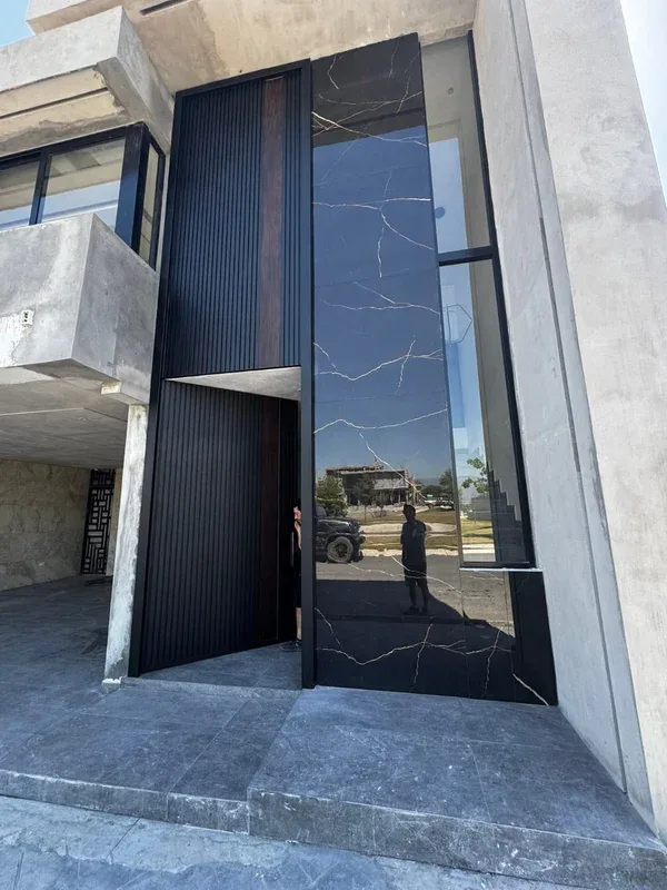 Puerta Principal Moderna con Lambrín WPC y Ventanal Doble Altura - Imagen 3
