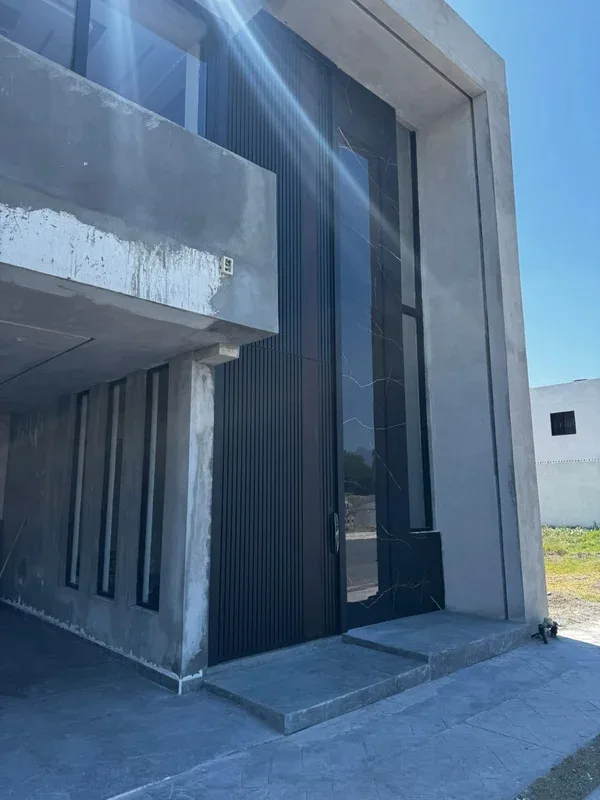 Puerta Principal Moderna con Lambrín WPC y Ventanal Doble Altura - Imagen 5