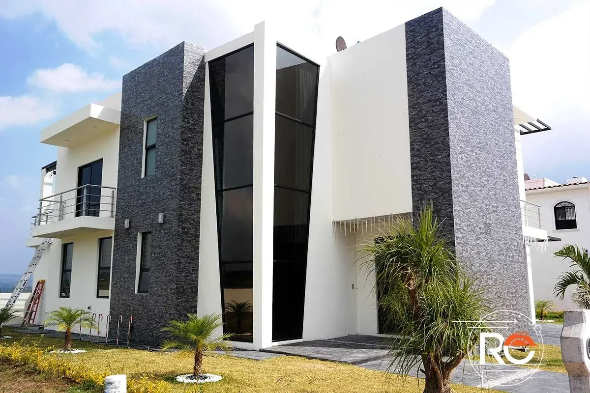 Proyecto Residencial de Casa Minimalista – Espacios Funcionales y Estilo Contemporáneo