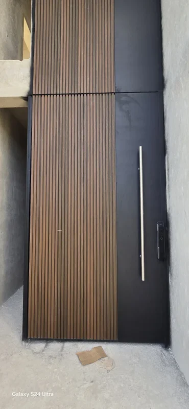 Puerta Principal Moderna con Paneles Tipo Madera y Cerradura Digital en San Pedro - Imagen 1