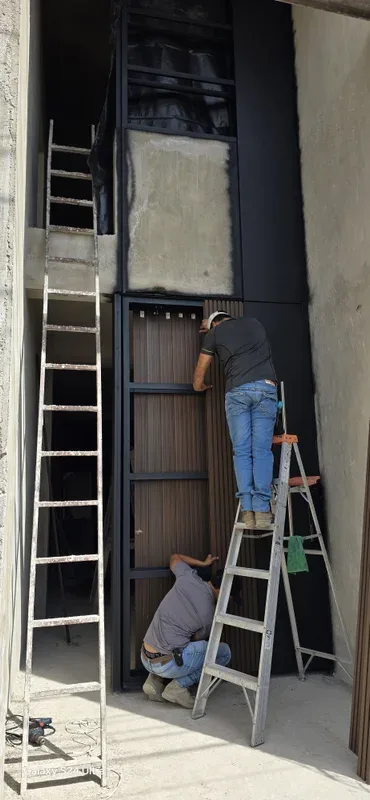 Puerta Principal Moderna con Paneles Tipo Madera y Cerradura Digital en San Pedro - Imagen 2