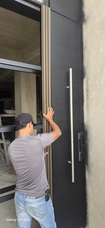 Puerta Principal Moderna con Paneles Tipo Madera y Cerradura Digital en San Pedro - Imagen 4