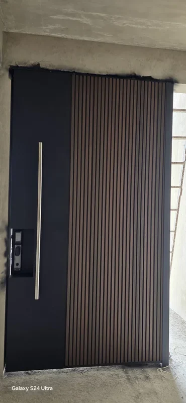 Puerta Principal Moderna con Paneles Tipo Madera y Cerradura Digital en San Pedro - Imagen 5