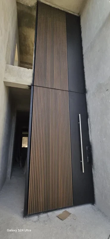 Puerta Principal Moderna con Paneles Tipo Madera y Cerradura Digital en San Pedro - Imagen 7