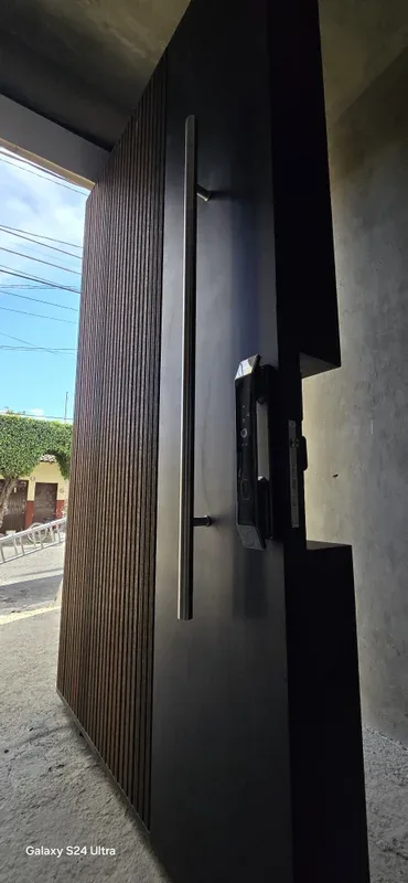 Puerta Principal Moderna con Paneles Tipo Madera y Cerradura Digital en San Pedro - Imagen 9
