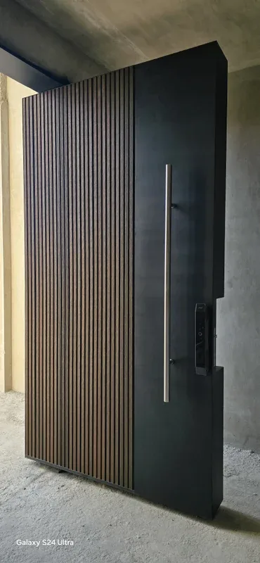 Puerta Principal Moderna con Paneles Tipo Madera y Cerradura Digital en San Pedro - Imagen 8