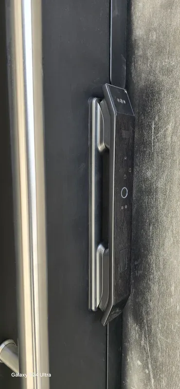 Puerta Principal Moderna con Paneles Tipo Madera y Cerradura Digital en San Pedro - Imagen 10