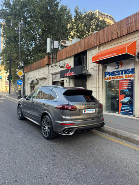 2020 Porsche Cayenne, view 2