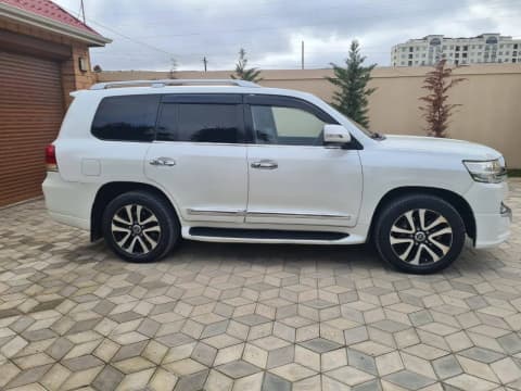 2015 Toyota Land Cruiser, view 2