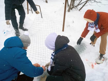 Молодогвардейцы Уфы оказали помощь семье военнослужащего в установке забора