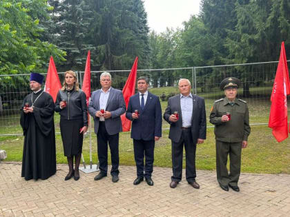 Свеча памяти на территории Кировского района