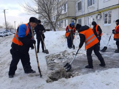 Коммунальные службы Демского района продолжают уборку снега