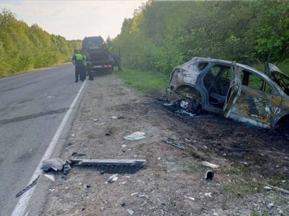 В Башкирии столкнулись две иномарки, одна из них загорелась