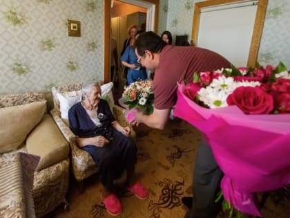 Ректор БГПУ имени Акмуллы Салават Сагитов поздравил 95-летнюю уфимку с юбилеем