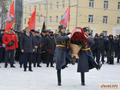 Радий Хабиров возложил цветы к мемориалу «Скорбящая мать» в память о воинах-интернационалистах