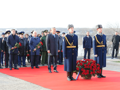 В Уфе возложили цветы к Монументу Дружбы