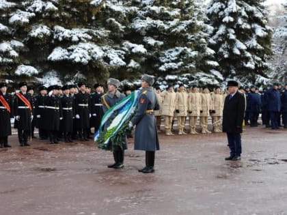 Юлай Муратов принял участие в церемонии возложения цветов в парке Победы