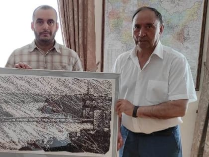 Известный художник-график Роман Сайфуллин передал в дар Государственному Собранию картину «Мост над Белой»