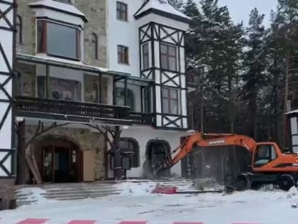 Видео: в Уфе знаменитую гостиницу начали сносить экскаваторами