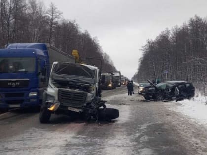 В Иглинском районе Башкирии тягач из-за сильного ветра выехал на встречку и столкнулся с внедорожником