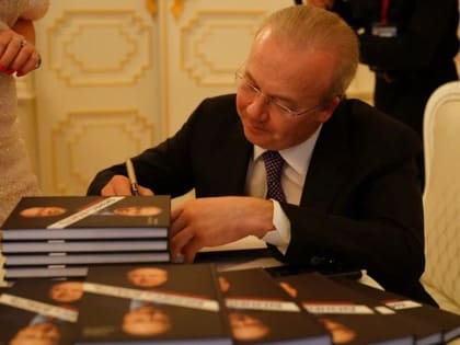 Премьер-министр Башкирии презентовал свою первую книгу на ПМЭФ