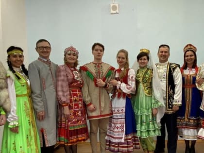 Надели национальные костюмы