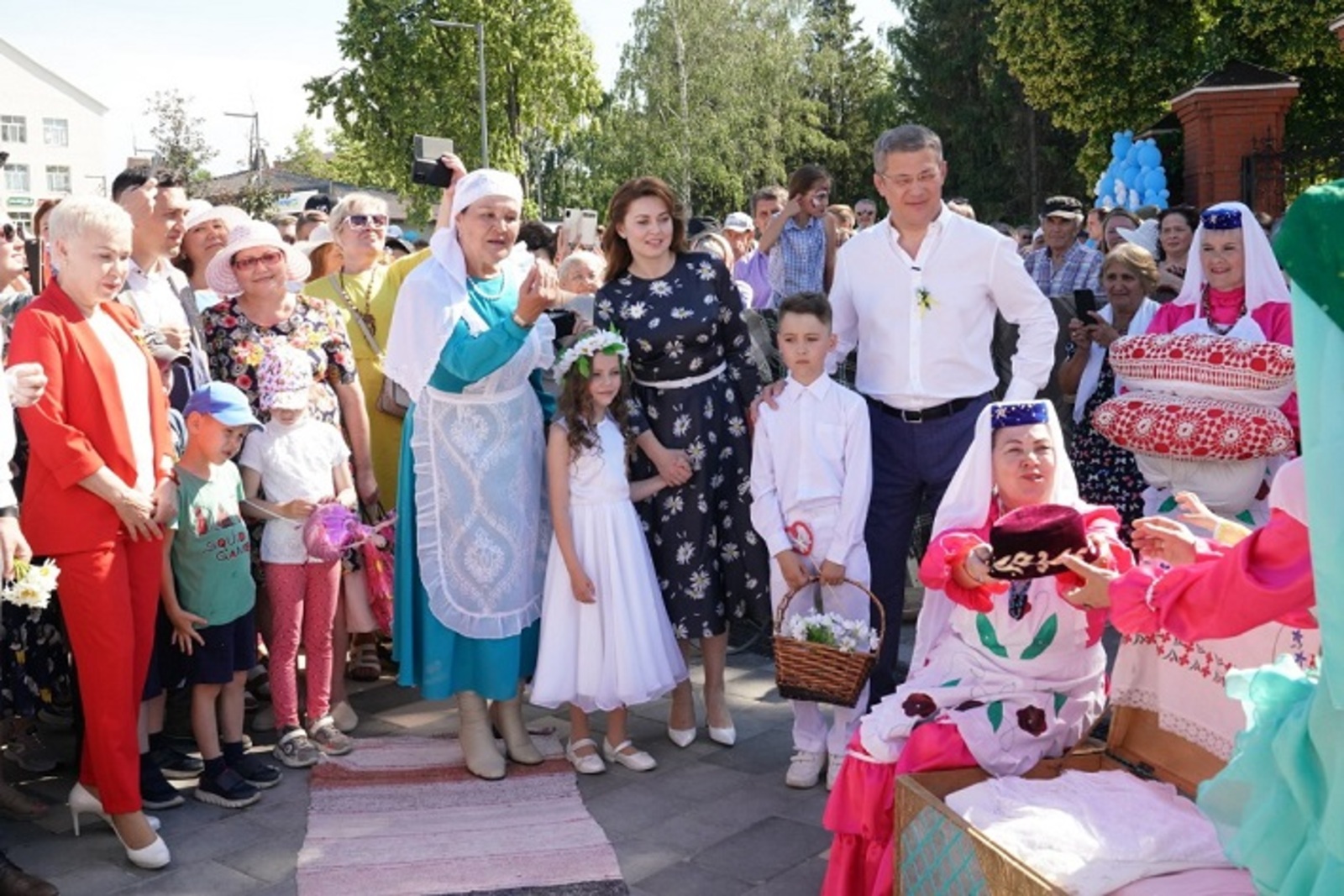 Погода бирск на дне. Памятник Петру и Февронии в Москве. Памятник Петру и Февронии в Туле. Петр и Феврония Пермь. Памятник Петру и Февронии в Иркутске.