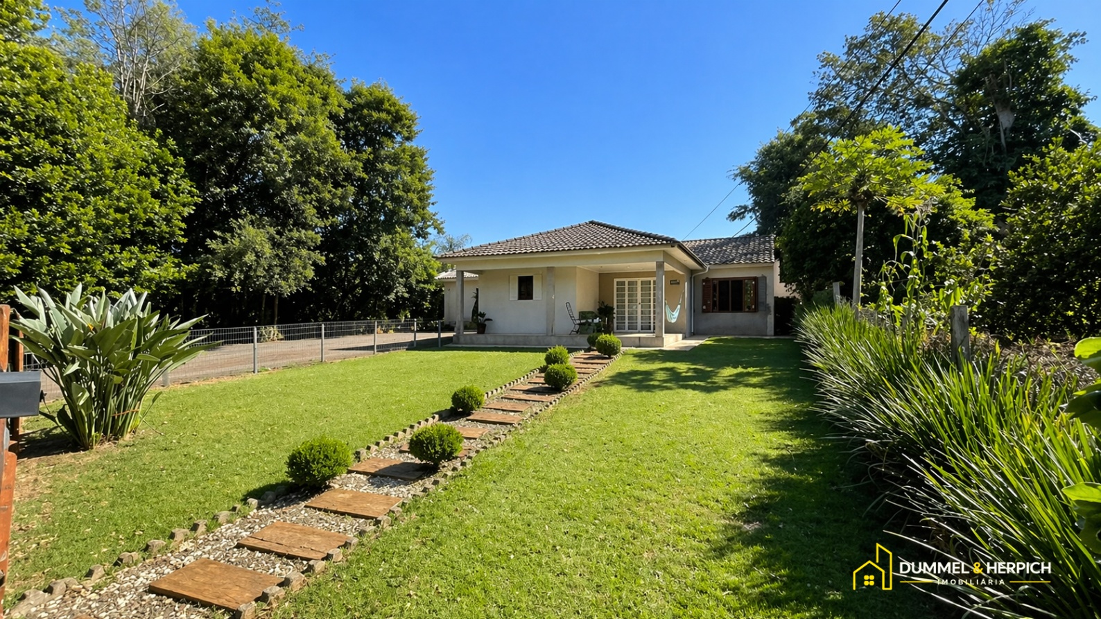casa em Medianeira, Três de Maio, RS - 🔖 À VENDA | CASA AMPLA COM TERRENO DE 1.050 m² EM TRÊS DE MAIO