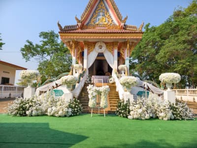 ดอกไม้หน้าเมรุ กำแพงเพชร โทนสีขาวล้วนพรีเมียม (ดีไซน์พุ่มกระถางยอดฉัตร)