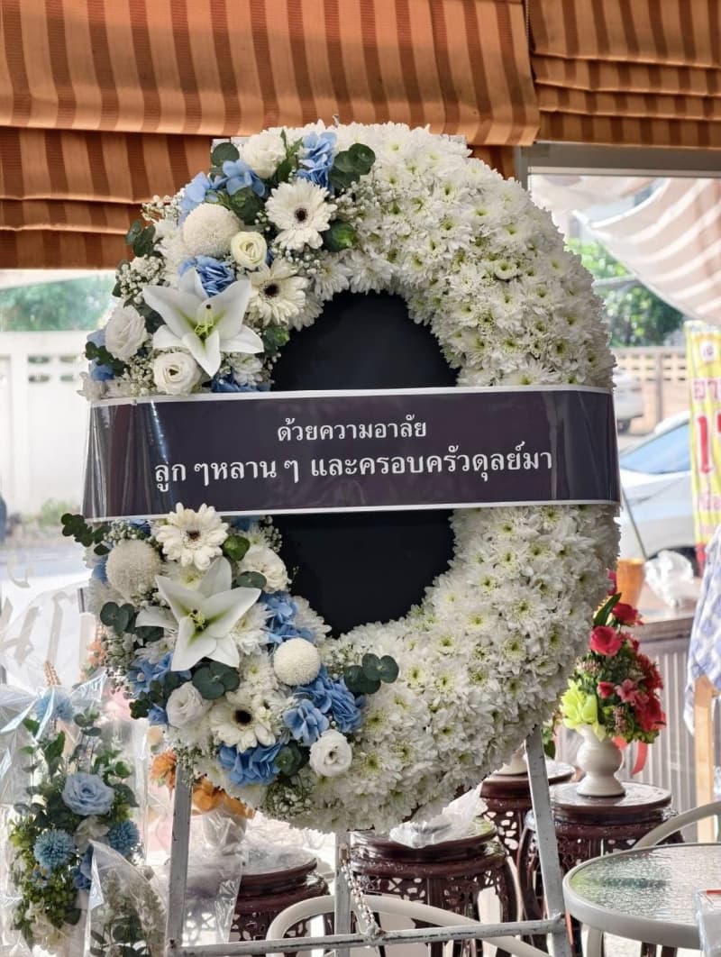 พวงหรีดดอกไม้สด กำแพงเพชร โทนสีฟ้า-ขาว พรีเมียม (แบบวงกลม) - ร้าน Little Smile Flower