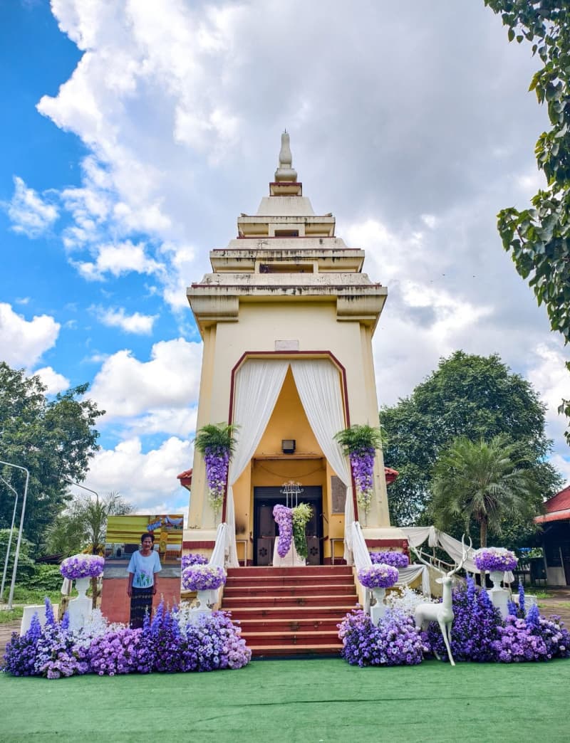 ดอกไม้ประดับเมรุ กำแพงเพชร โทนม่วง-ขาว พรีเมียม (ดีไซน์กวางขาว)