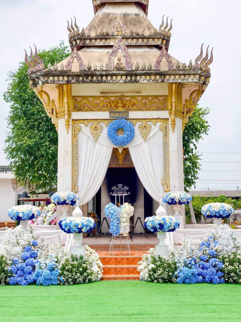 ดอกไม้หน้าเมรุ กำแพงเพชร โทนสีฟ้า-ขาว สไตล์พรีเมียมหรูหรา