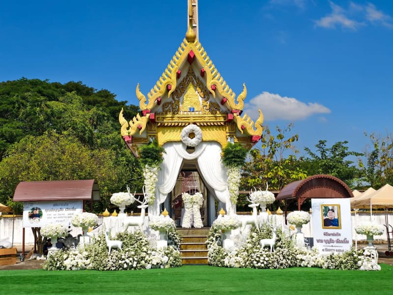 ดอกไม้หน้าเมรุ กำแพงเพชร โทนสีขาวล้วน ดีไซน์หรูหราพรีเมียม