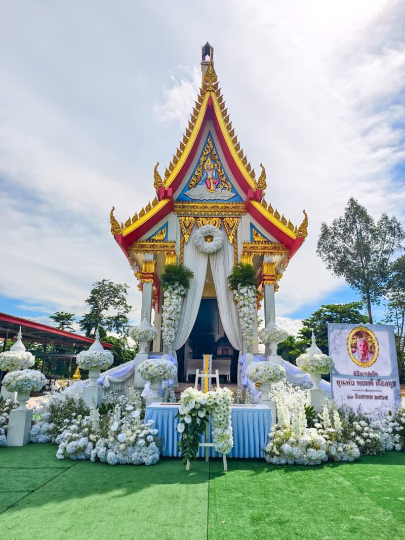 ดอกไม้หน้าเมรุ กำแพงเพชร โทนสีขาวล้วนพรีเมียม ดีไซน์พุ่มทรงยอดฉัตร
