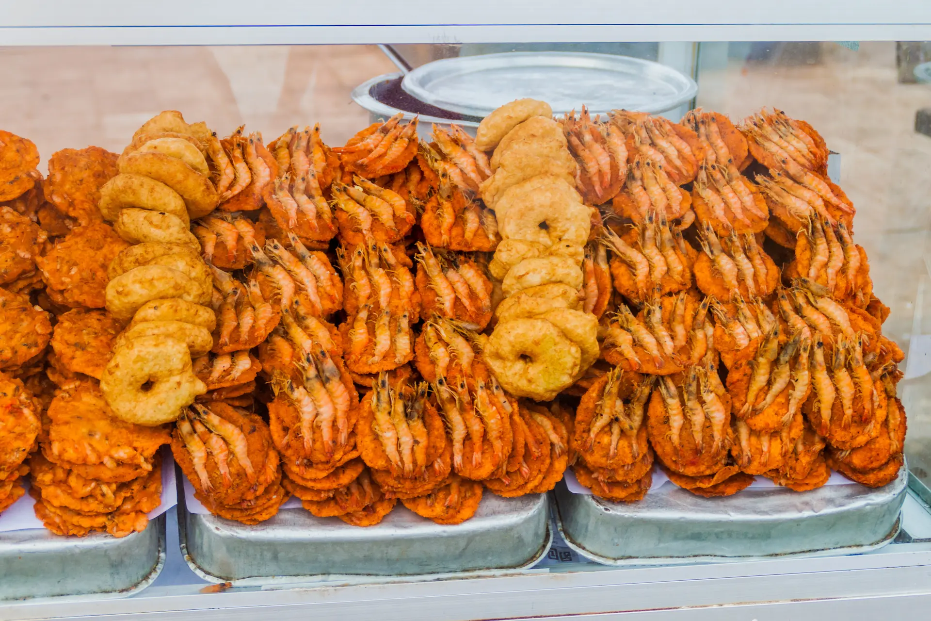 Sri lankan street food Wade and isso (prawn) wade  ceylonExplora