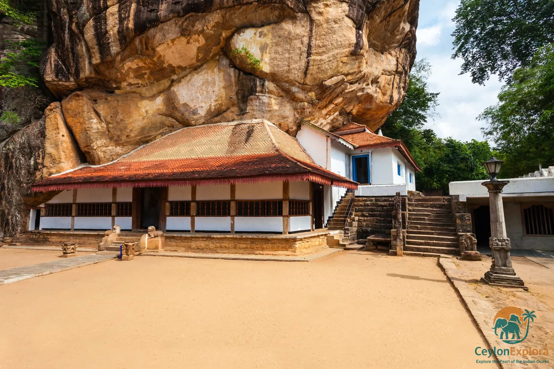 Ridi Viharaya (Silver Temple)