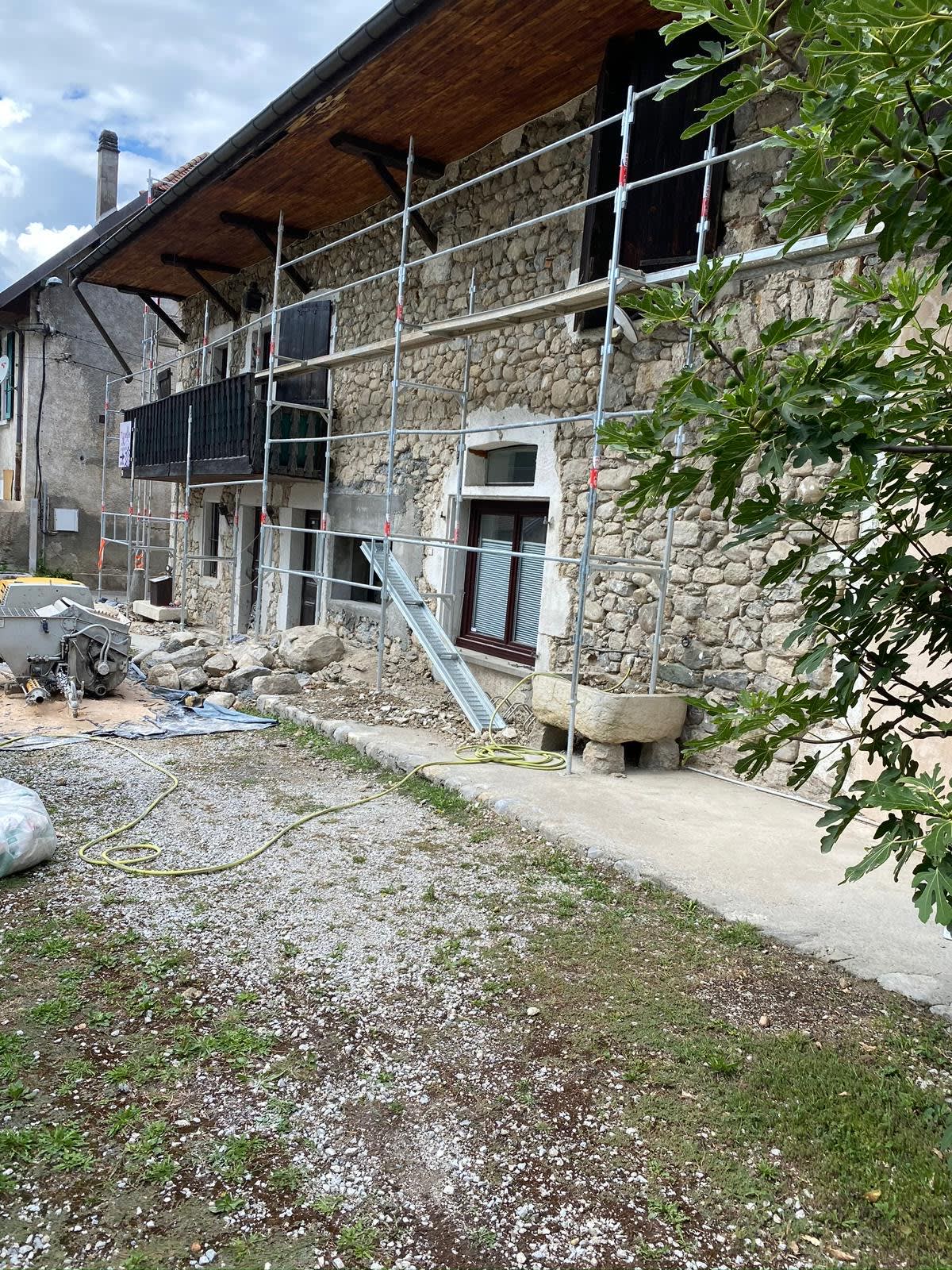 Rejointoiement de pierres sur façade ancienne