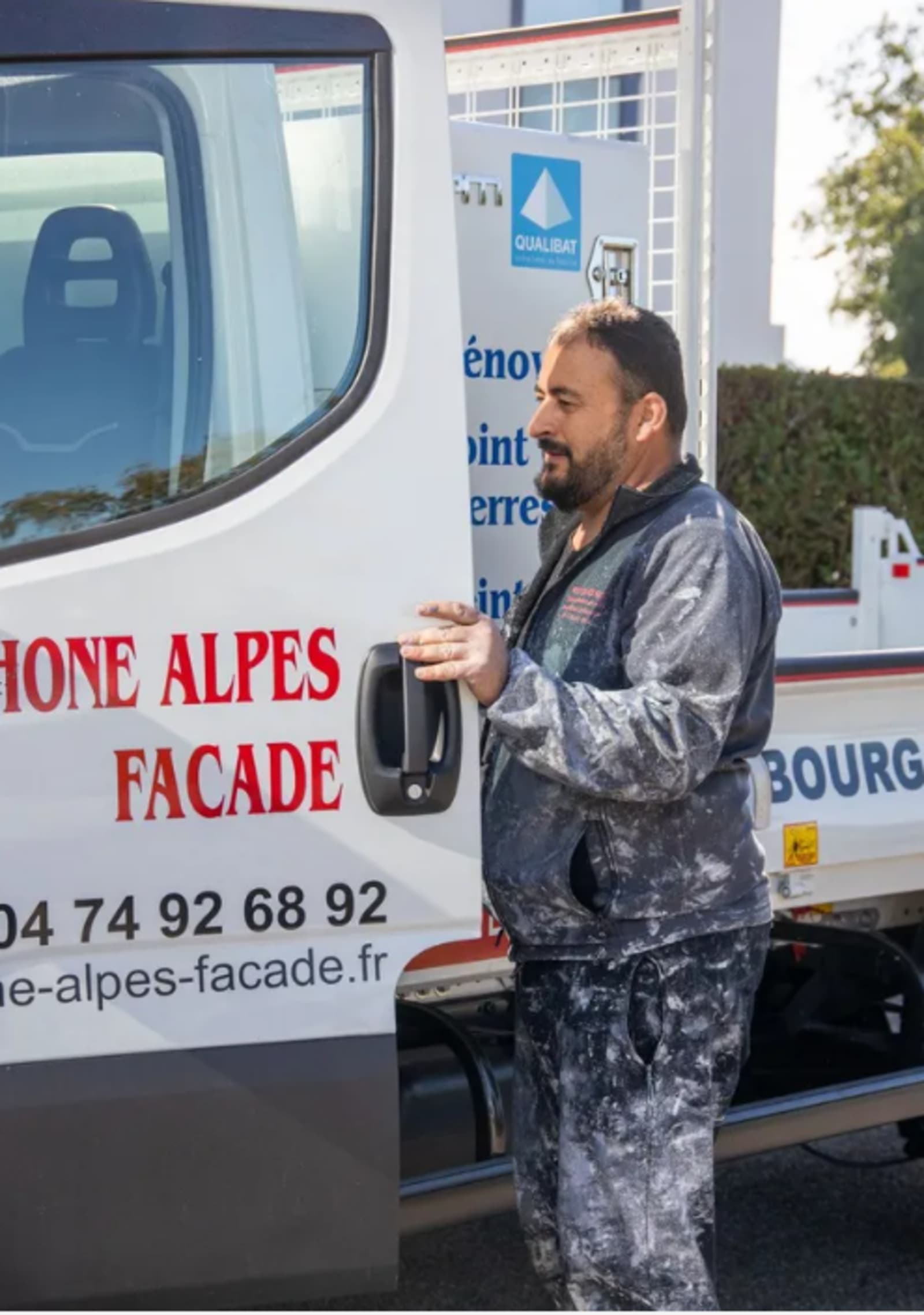 Façadier en train de rénover une façade près de Bourgoin-Jallieu
