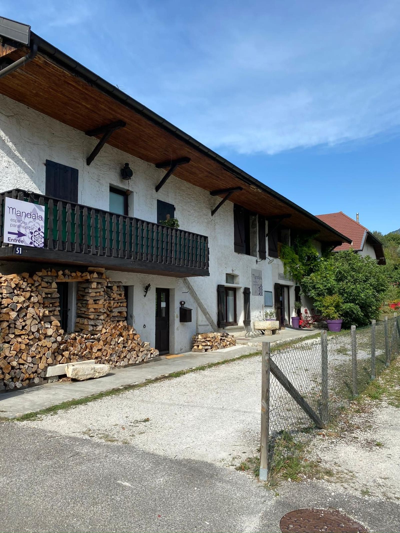 Isolation et ravalement de murs en pisé dans le Nord-Isère